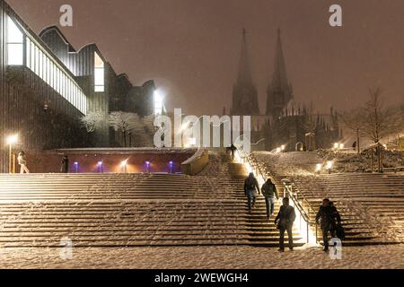 Treppe zum Heinrich-Boell-Platz und zum Dom, Museum Ludwig, Schnee, Winter, Köln, Deutschland. Januar: 2024. Treppe zum Heinrich-Boell-PL Stockfoto