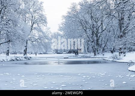 Teich am Theodor-Heuss-Ring in der Nähe des Ebertplatzes, Schnee, Winter, Köln, Deutschland. Januar. 2024 Weiher am Theodor-Heuss-Ring nahe Ebertpla Stockfoto