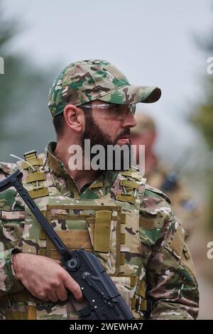 Elite-Soldat strahlt zielgerichtete Entschlossenheit und Bereitschaft aus, vorbereitet für eine gefährliche Militäroperation, die das Wesen von Mut und einfängt Stockfoto