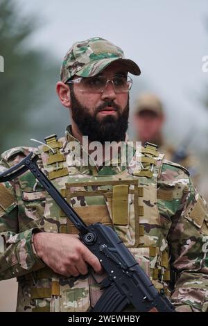 Elite-Soldat strahlt zielgerichtete Entschlossenheit und Bereitschaft aus, vorbereitet für eine gefährliche Militäroperation, die das Wesen von Mut und einfängt Stockfoto