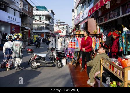 (240127) -- QUANZHOU, 27. Januar 2024 (Xinhua) -- Ein Fotostudio mit lokalen traditionellen Kostümen wird im Dorf Xunpu in Quanzhou, südöstlicher chinesischer Provinz Fujian, 26. Januar 2024 gesehen. Die blumigen Kopfbedeckungen von Xunpu, auch „Overhead Gardens“ genannt, sind eine Signatur der „Xunpu Women Customs“, die 2008 als nationales immaterielles Erbe gelistet wurde. Anfang 2023 zogen sie Millionen von Augen in der Cyber-Welt an, gefolgt von einem nachhaltigen Touristenboom im Dorf, wo Besucher buchstäblich ihre Köpfe in sie stecken können. Fotoshootings, Restaurants und andere Dienstleistungen im Gastgewerbe haben die s diversifiziert Stockfoto