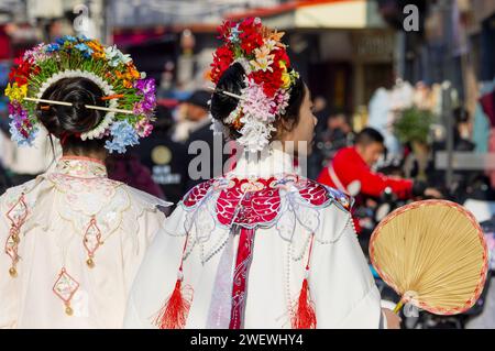 (240127) -- QUANZHOU, 27. Januar 2024 (Xinhua) -- Touristen mit blumigen Kopfbedeckungen werden im Dorf Xunpu der Stadt Quanzhou, südöstlicher chinesischer Provinz Fujian, 26. Januar 2024 gesehen. Die blumigen Kopfbedeckungen von Xunpu, auch „Overhead Gardens“ genannt, sind eine Signatur der „Xunpu Women Customs“, die 2008 als nationales immaterielles Erbe gelistet wurde. Anfang 2023 zogen sie Millionen von Augen in der Cyber-Welt an, gefolgt von einem nachhaltigen Touristenboom im Dorf, wo Besucher buchstäblich ihre Köpfe in sie stecken können. Fotoshooting, Gastronomie und andere Dienstleistungen im Gastgewerbe haben die Einkommensquelle diversifiziert f Stockfoto