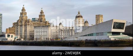 Panorama der Hafenfront von Liverpool aufgenommen aus Liverpool, vereinigtes Königreich Januar, 16. Januar 2024 mehrere Bilder auf der Seacombe Promenade auf dem Stockfoto