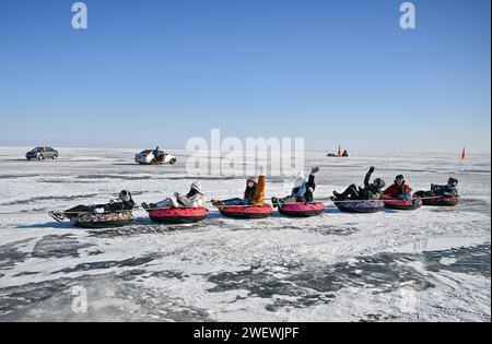 Changchun, chinesische Provinz Jilin. Januar 2024. Taiwan-Studenten spielen am 24. Januar 2024 Eisdriften auf dem Chagan Lake in Songyuan, nordöstlicher chinesischer Provinz Jilin. Quelle: Chen Yehua/Xinhua/Alamy Live News Stockfoto