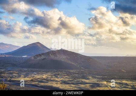 Volcan del cuervo und Lava auf Lanzarote, Kanarische Insel, Spanien Stockfoto