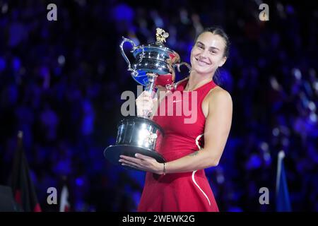 Melbourne, Australien. Januar 2024. Aryna Sabalenka aus Weißrussland posiert mit ihrer Siegertrophäe während der Verleihung des Finales der Damen beim Australian Open Tennis Turnier in Melbourne, Australien, 27. Januar 2024. Quelle: Wang Shen/Xinhua/Alamy Live News Stockfoto