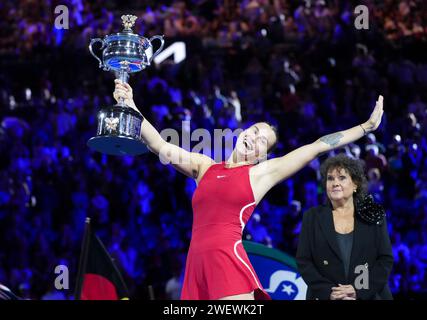 Melbourne, Australien. Januar 2024. Aryna Sabalenka aus Weißrussland posiert mit ihrer Siegertrophäe während der Verleihung des Finales der Damen beim Australian Open Tennis Turnier in Melbourne, Australien, 27. Januar 2024. Quelle: Wang Shen/Xinhua/Alamy Live News Stockfoto