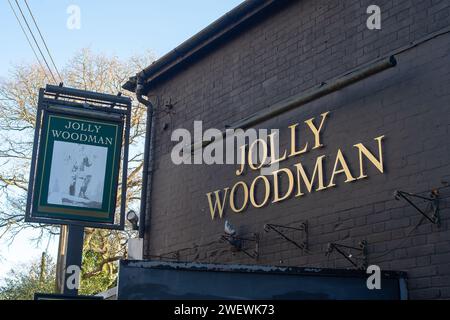 Littleworth Common, Großbritannien. Januar 2024. Der Jolly Woodman Pub in Littleworth Common, Buckinghamshire, nahe Burnham Beeches, hat seine Pforten für immer geschlossen. Global Tavernen haben beschlossen, das Freehold zu verkaufen, und Berichten zufolge werden die neuen Besitzer das Jolly Woodman nicht als öffentliches Haus nutzen. Es wird gemunkelt, dass es ein muslimisches Gebetshaus sein könnte. Quelle: Maureen McLean/Alamy Live News Stockfoto