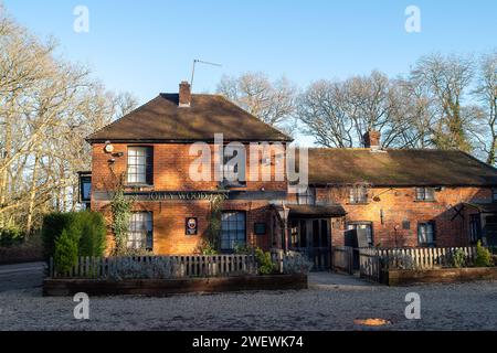 Littleworth Common, Großbritannien. Januar 2024. Der Jolly Woodman Pub in Littleworth Common, Buckinghamshire, nahe Burnham Beeches, hat seine Pforten für immer geschlossen. Global Tavernen haben beschlossen, das Freehold zu verkaufen, und Berichten zufolge werden die neuen Besitzer das Jolly Woodman nicht als öffentliches Haus nutzen. Es wird gemunkelt, dass es ein muslimisches Gebetshaus sein könnte. Quelle: Maureen McLean/Alamy Live News Stockfoto