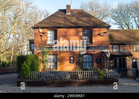 Littleworth Common, Großbritannien. Januar 2024. Der Jolly Woodman Pub in Littleworth Common, Buckinghamshire, nahe Burnham Beeches, hat seine Pforten für immer geschlossen. Global Tavernen haben beschlossen, das Freehold zu verkaufen, und Berichten zufolge werden die neuen Besitzer das Jolly Woodman nicht als öffentliches Haus nutzen. Es wird gemunkelt, dass es ein muslimisches Gebetshaus sein könnte. Quelle: Maureen McLean/Alamy Live News Stockfoto