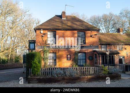 Littleworth Common, Großbritannien. Januar 2024. Der Jolly Woodman Pub in Littleworth Common, Buckinghamshire, nahe Burnham Beeches, hat seine Pforten für immer geschlossen. Global Tavernen haben beschlossen, das Freehold zu verkaufen, und Berichten zufolge werden die neuen Besitzer das Jolly Woodman nicht als öffentliches Haus nutzen. Es wird gemunkelt, dass es ein muslimisches Gebetshaus sein könnte. Quelle: Maureen McLean/Alamy Live News Stockfoto