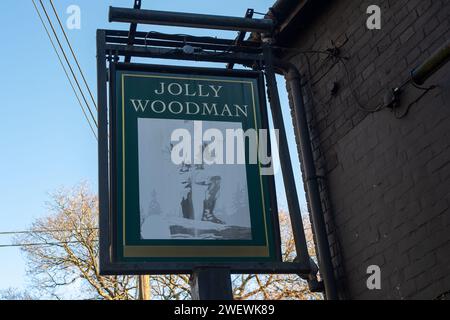 Littleworth Common, Großbritannien. Januar 2024. Der Jolly Woodman Pub in Littleworth Common, Buckinghamshire, nahe Burnham Beeches, hat seine Pforten für immer geschlossen. Global Tavernen haben beschlossen, das Freehold zu verkaufen, und Berichten zufolge werden die neuen Besitzer das Jolly Woodman nicht als öffentliches Haus nutzen. Es wird gemunkelt, dass es ein muslimisches Gebetshaus sein könnte. Quelle: Maureen McLean/Alamy Live News Stockfoto