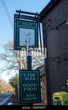 Littleworth Common, Großbritannien. Januar 2024. Der Jolly Woodman Pub in Littleworth Common, Buckinghamshire, nahe Burnham Beeches, hat seine Pforten für immer geschlossen. Global Tavernen haben beschlossen, das Freehold zu verkaufen, und Berichten zufolge werden die neuen Besitzer das Jolly Woodman nicht als öffentliches Haus nutzen. Es wird gemunkelt, dass es ein muslimisches Gebetshaus sein könnte. Quelle: Maureen McLean/Alamy Live News Stockfoto