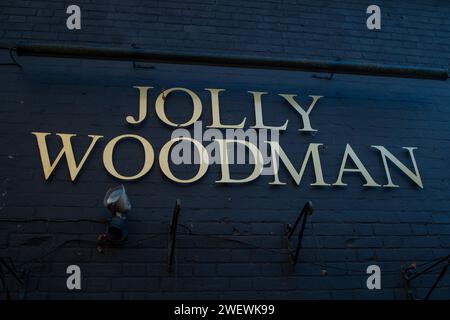 Littleworth Common, Großbritannien. Januar 2024. Der Jolly Woodman Pub in Littleworth Common, Buckinghamshire, nahe Burnham Beeches, hat seine Pforten für immer geschlossen. Global Tavernen haben beschlossen, das Freehold zu verkaufen, und Berichten zufolge werden die neuen Besitzer das Jolly Woodman nicht als öffentliches Haus nutzen. Es wird gemunkelt, dass es ein muslimisches Gebetshaus sein könnte. Quelle: Maureen McLean/Alamy Live News Stockfoto