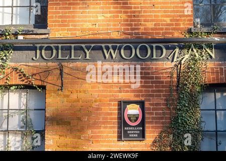 Littleworth Common, Großbritannien. Januar 2024. Der Jolly Woodman Pub in Littleworth Common, Buckinghamshire, nahe Burnham Beeches, hat seine Pforten für immer geschlossen. Global Tavernen haben beschlossen, das Freehold zu verkaufen, und Berichten zufolge werden die neuen Besitzer das Jolly Woodman nicht als öffentliches Haus nutzen. Es wird gemunkelt, dass es ein muslimisches Gebetshaus sein könnte. Quelle: Maureen McLean/Alamy Live News Stockfoto