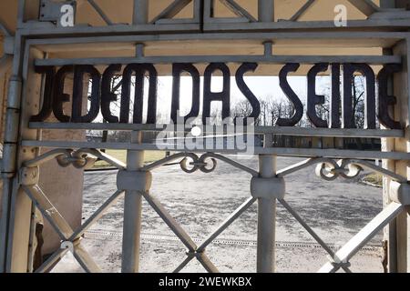 Weimar, Deutschland. Januar 2024. Auf dem eisernen Eingangstor zum ehemaligen Konzentrationslager Buchenwald steht "JEDER SEINE EIGENEN". Im Oktober 2005 erklärten die Vereinten Nationen den 27. Januar zum Holocaust-Gedenktag. Am 27. Januar 1945 befreiten Soldaten der Roten Armee die Überlebenden des deutschen Konzentrations- und Vernichtungslagers Auschwitz im besetzten Polen. Quelle: Bodo Schackow/dpa/Alamy Live News Stockfoto