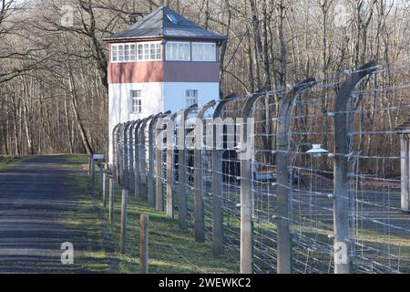 Weimar, Deutschland. Januar 2024. Stacheldraht und ein ehemaliger Wachturmzaun vor dem ehemaligen Konzentrationslager Buchenwald. Im Oktober 2005 erklärten die Vereinten Nationen den 27. Januar zum Holocaust-Gedenktag. Am 27. Januar 1945 befreiten Soldaten der Roten Armee die Überlebenden des deutschen Konzentrations- und Vernichtungslagers Auschwitz im besetzten Polen. Quelle: Bodo Schackow/dpa/Alamy Live News Stockfoto