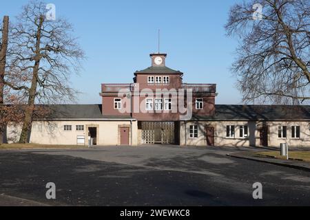 Weimar, Deutschland. Januar 2024. Das Eingangstor zum ehemaligen Konzentrationslager Buchenwald. Im Oktober 2005 erklärten die Vereinten Nationen den 27. Januar zum Holocaust-Gedenktag. Am 27. Januar 1945 befreiten Soldaten der Roten Armee die Überlebenden des deutschen Konzentrations- und Vernichtungslagers Auschwitz im besetzten Polen. Quelle: Bodo Schackow/dpa/Alamy Live News Stockfoto