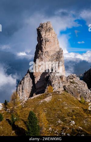 Torre Inglese, einer der Gipfel der Felsformation Cinque Torri im Herbst. Stockfoto