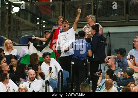 Melbourne, Australien, 27. Januar 2024. Demonstranten für ein freies Palästina während des Australian Open Tennis Grand Slam Singles Finales 2024 im Melbourne Park. Foto: Frank Molter/Alamy Live News Stockfoto