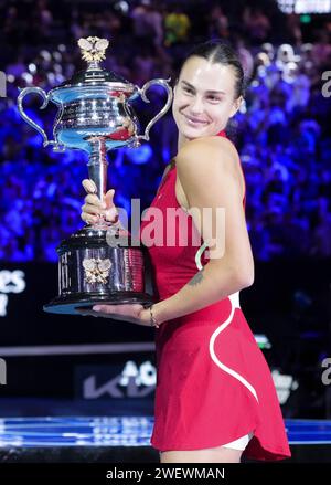 Melbourne, Australien. Januar 2024. Aryna Sabalenka aus Weißrussland posiert mit ihrer Siegertrophäe während der Verleihung des Finales der Damen beim Australian Open Tennis Turnier in Melbourne, Australien, 27. Januar 2024. Quelle: Wang Shen/Xinhua/Alamy Live News Stockfoto