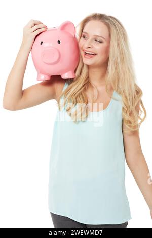 Glückliche, schwangere Bank und Frau auf weißem Hintergrund für Geld, Ersparnisse und Investitionen im Studio. Finanzmockup, Geldbehälter und aufgeregt isoliert Stockfoto