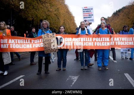 Letzte Generation Blockade DEU, Deutschland, Deutschland, Berlin, 28.10.2023 Demonstranten der Initiative Letzte Generation Extinction Rebellion XR und Fridays for Future mit Transparent die aktuelle Politik hat toedliche Folgen und Schild Symbol Davidstern in Solidaritaet mit Israel und gegen Antisemitismus bei der Blockade der Straße 17. Juni in Berlin Deutschland . Die Gruppe fordert die Bundesregierung auf, drastischere Massnahmen zur Senkung der Treibhausgasemissionen zu ergreifen und bis 2030 die Nutzung aller fossilen Brennstoffe einstellen en: Protesters from the Initiative Last Generat Stockfoto