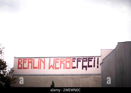 Berlin Werbefrei Deu, Deutschland, Berlin, 31.10.2023 Graffiti Berlin Werbefrei auf einer Wand auf der Sonnenallee im Stadtteil Neukoelln Berlin Deutschland. Aktion der Initiative gegen Aussenwerbung im oeffentlichen Raum und für Volksentscheid gegen die Werbeflut. Die Initiative Berlin Werbefrei wird kommerzielle Produktwerbung im öffentlichen Raum einschraenken und verbannen. Mit dem neuen Gesetz zur Regulierung von Werbung in öffentlichen Einrichtungen und im öffentlichen Raum AntiKommG stellt Berlin Werbefrei ein Konzept für den verträglichen Umgang mit Werbeflächen im öffentlichen Raum Stockfoto