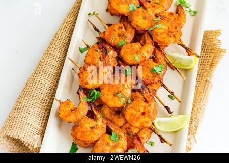 Gegrillte Garnelen auf Spießen mit Zitrone oben unten Nahaufnahme Foto Stockfoto