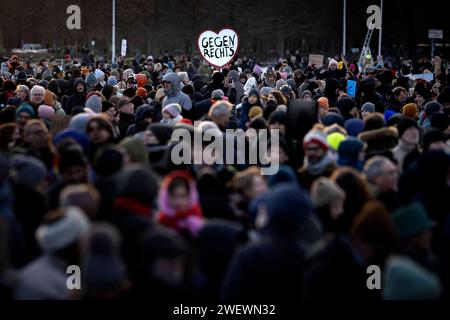 Demo Gegen Rechts DEU, Deutschland, Berlin, 21.01.2024 Demonstranten mit Schild Gegen Rechts bei der Kundgebung und Demonstation vom Buendnis ZusammenGegenRechts unter dem Motto Demokratie verteidigen zusammen Gegen Rechts für den Schutz der Demokratie und ein Verbot der Partei AfD Alternative für Deutschland vor dem Reichstag Sitz Deutscher Bundestag im Regierungsviertel in Berlin Deutschland . Nach den Recherchen von Correctiv ueber Treffen von AfD-Politikern mit Rechtsextremen zum sog. Geheimplan gegen Deutschland und die sog. Remigration von Menschen wird zunehmend ein AfD-Verbot Stockfoto