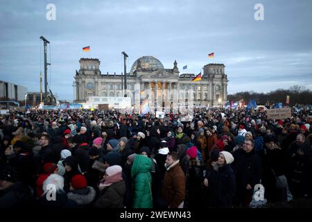 Demo Gegen Rechts DEU, Deutschland, Berlin, 21.01.2024 Demonstranten bei der Kundgebung und Demonstation vom Buendnis ZusammenGegenRechts unter dem Motto Demokratie verteidigen zusammen Gegen Recht für den Schutz der Demokratie und ein Verbot der Partei AfD Alternative für Deutschland vor dem Reichstag Sitz Deutscher Bundestag im Regierungsviertel in Berlin Deutschland . Nach den Recherchen von Correctiv ueber ein konspiratives Treffen von AfD-Politikern mit Rechtsextremen zum sog. Geheimplan gegen Deutschland und die sog. Vertreibung Remigration von Menschen aus Deutschland wird zu Stockfoto