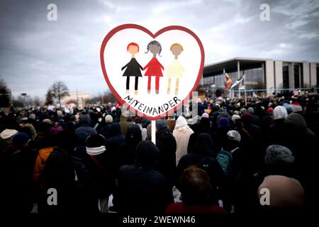 Demo Gegen Rechts DEU, Deutschland, Berlin, 21.01.2024 Demonstranten mit Schild Miteinander für Vielfalt bei der Kundgebung und Demonstation vom Buendnis ZusammenGegenRechts unter dem Motto Demokratie verteidigen zusammen Gegen Recht für den Schutz der Demokratie und ein Verbot der Partei AfD Alternative für Deutschland vor dem Reichstag Sitz Deutscher Bundestag im Regierungsviertel in Berlin Deutschland . Nach den Recherchen von Correctiv ueber Treffen von AfD-Politikern mit Rechtsextremen zum sog. Geheimplan gegen Deutschland und die sog. Remigration von Menschen wird zunehmend e Stockfoto