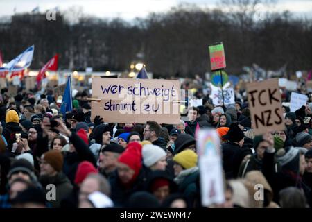 Demo Gegen Rechts DEU, Deutschland, Berlin, 21.01.2024 Demonstranten mit Schild Wer schweigt stimmt zu bei der Kundgebung und Demonstation vom Buendnis ZusammenGegenRechts unter dem Motto Demokratie verteidigen zusammen Gegen Rechts für den Schutz der Demokratie und ein Verbot der Partei AfD Alternative für Deutschland vor dem Reichstag Sitz Deutscher Bundestag im Regierungsviertel in Berlin Deutschland . Nach den Recherchen von Correctiv ueber Treffen von AfD-Politikern mit Rechtsextremen zum sog. Geheimplan gegen Deutschland und die sog. Remigration von Menschen wird zunehmend ein Stockfoto