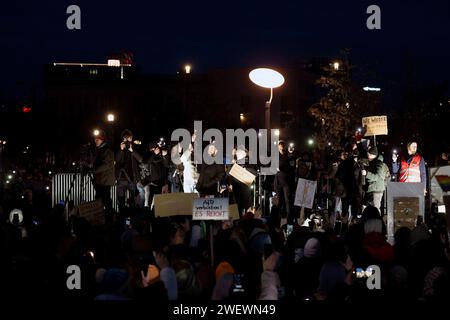 Demo Gegen Rechts DEU, Deutschland, Berlin, 21.01.2024 Podium bei der Kundgebung und Demonstation vom Buendnis ZusammenGegenRechts unter dem Motto Demokratie verteidigen zusammen Gegen Recht für den Schutz der Demokratie und ein Verbot der Partei AfD Alternative für Deutschland vor dem Reichstag Sitz Deutscher Bundestag im Regierungsviertel in Berlin Deutschland . Nach den Recherchen von Correctiv ueber Treffen von AfD-Politikern mit Rechtsextremen zum sog. Geheimplan gegen Deutschland und die sog. Remigration von Menschen wird zunehmend ein AfD-Verbot diskutieren en: Podium an der r Stockfoto