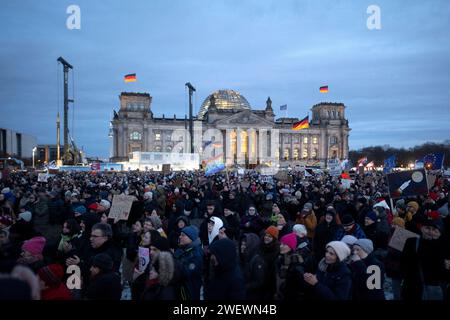 Demo Gegen Rechts DEU, Deutschland, Berlin, 21.01.2024 Demonstranten bei der Kundgebung und Demonstation vom Buendnis ZusammenGegenRechts unter dem Motto Demokratie verteidigen zusammen Gegen Recht für den Schutz der Demokratie und ein Verbot der Partei AfD Alternative für Deutschland vor dem Reichstag Sitz Deutscher Bundestag im Regierungsviertel in Berlin Deutschland . Nach den Recherchen von Correctiv ueber ein konspiratives Treffen von AfD-Politikern mit Rechtsextremen zum sog. Geheimplan gegen Deutschland und die sog. Vertreibung Remigration von Menschen aus Deutschland wird zu Stockfoto