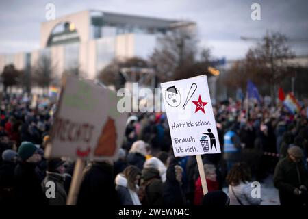 Demo Gegen Rechts DEU, Deutschland, Berlin, 21.01.2024 Demonstranten mit Schild Hatt ick schon Brauch ick Nich zu Adolf Hitler bei der Kundgebung und Demonstation vom Buendnis ZusammenGegenRechts unter dem Motto Demokratie verteidigen zusammen Gegen Rechts für den Schutz der Demokratie und ein Verbot der Partei AfD Alternative für Deutschland vor dem Reichstag Sitz Deutscer Bundestag im Regierungsviertel in Berlin Deutschland. Nach den Recherchen von Correctiv ueber Treffen von AfD-Politikern mit Rechtsextremen zum sog. Geheimplan gegen Deutschland und die sog. Remigration von Mens Stockfoto