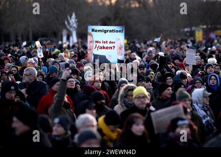 Demo Gegen Rechts DEU, Deutschland, Deutschland, Berlin, 21.01.2024 Demonstranten mit Schild Remigration wo ist der Haken mit Foto Alice Weidel, Parteivorsitzender der AfD , Alternative für Deutschland , bei der Kundgebung und Demonstation vom Buendnis ZusammenGegenRechts unter dem Motto Demokratie verteidigen zusammen Gegen Recht für den Schutz der Demokratie und ein Verbot der Partei AfD Alternative für Deutschland vor dem Reichstag Sitz Deutscher Bundestag im Regierungsviertel in Berlin Deutschland . Nach den Recherchen von Correctiv ueber Treffen von AfD-Politikern mit Rechtsextremen zum s Stockfoto