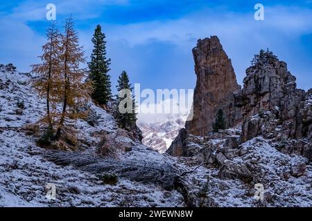 Torre Inglese, einer der Gipfel der Felsformation Cinque Torri im Winter. Stockfoto