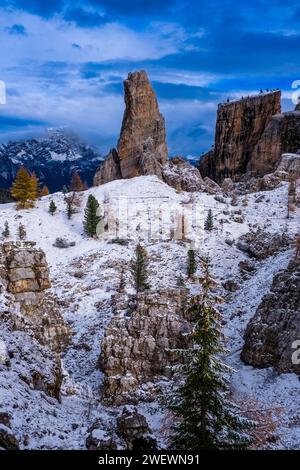 Torre Inglese, einer der Gipfel der Felsformation Cinque Torri im Winter. Stockfoto