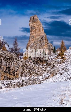 Torre Inglese, einer der Gipfel der Felsformation Cinque Torri im Winter. Stockfoto