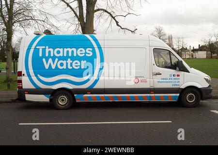 Harefield, Großbritannien. Januar 2024. Ein Wasserbus auf der Themse in Harefield. Das Wasser der Themse steht weiterhin im Rampenlicht, da die Abwassermengen schlecht sind. Kredit: Maureen McLean/Alamy Stockfoto