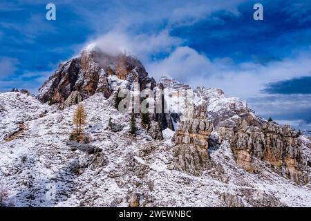 Felswände und Gipfel des Berges Tofana di Rozes im Winter, von der Felsformation Cinque Torri aus gesehen. Stockfoto