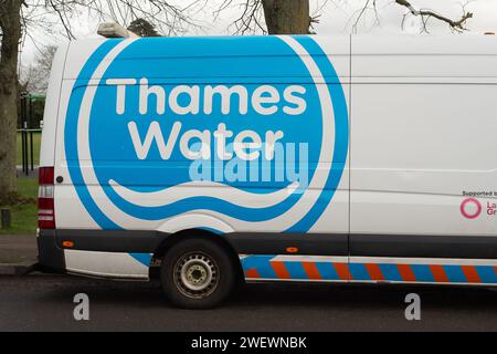 Harefield, Großbritannien. Januar 2024. Ein Wasserbus auf der Themse in Harefield. Das Wasser der Themse steht weiterhin im Rampenlicht, da die Abwassermengen schlecht sind. Kredit: Maureen McLean/Alamy Stockfoto
