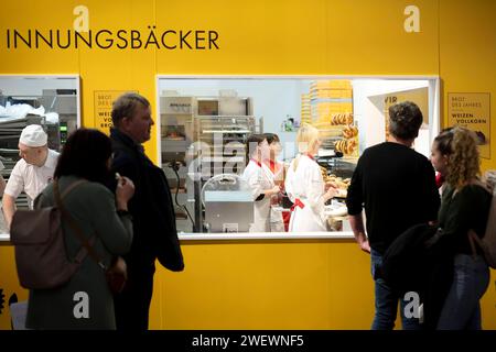 Gruene Woche Berlin DEU, Deutschland, Berlin, 23.01.2024 Besucher vor Logo Erlebnis Bauernhof Ernaehrung sichern Natur Schuetzen zum Thema Innungsbaecker Ernaehrungssicherheit und oekologische Landwirtschaft in der Biohalle vom Forum Moderne Landwirtschaft auf der Messe der Internationalen Gruenen Woche unter dem Motto Moege die Vielfalt mit Euch sein in Berlin Deutschland . Die Internationale Gruene Woche Berlin ist eine internationale Verbrauchermesse und Ausstellung der Ernaehrungswirtschaft, Landwirtschaft, Gartenbau und für landwirtschaftliche Produkte aus aller Welt. Grüne Woch Stockfoto