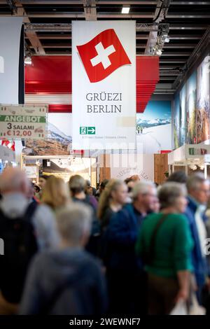 Gruene Woche Berlin DEU, Deutschland, Berlin, 23.01.2024 Besucher vor Logo Grüezi Berlin in der Halle vom Land Schweiz auf der Messe der Internationalen Gruenen Woche unter dem Motto Moege die Vielfalt mit Euch sein in Berlin Deutschland. Die Internationale Gruene Woche Berlin ist eine internationale Verbrauchermesse und Ausstellung der Ernaehrungswirtschaft, Landwirtschaft, Gartenbau und für landwirtschaftliche Produkte aus aller Welt. Grüne Woche en: Besucher vor dem Grüezi Berlin Logo im Saal der Schweiz im Landwirtschaftsbereich der Grünen Woche Stockfoto