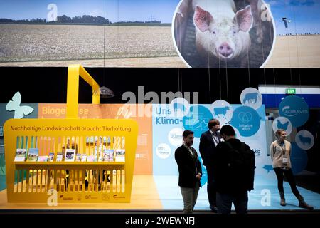 Gruene Woche Berlin DEU, Deutschland, Berlin, 23.01.2024 Besucher vor Logo Initiative Tierwohl zum Thema nachhaltige Landwirtschsft und Tierhaltung der Bundesvereinigung der Deutschen Erhaehrungsindustrie und vom Lebensmittelverband zum Thema Nachhaltigkeit auf der Messe der Internationalen Gruenen Woche unter dem Motto Moege die Vielfalt mit Euch sein in Berlin Deutschland. Die Internationale Gruene Woche Berlin ist eine internationale Verbrauchermesse und Ausstellung der Ernaehrungswirtschaft, Landwirtschaft, Gartenbau und für landwirtschaftliche Produkte aus aller Welt. Grüne Woc Stockfoto