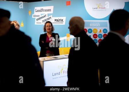 Gruene Woche Berlin DEU, Deutschland, Berlin, 23.01.2024 Aussteller der Landfrauen vom Deutschen Landfrauenverband auf der Messe der Internationalen Gruenen Woche unter dem Motto Moege die Vielfalt mit Euch sein in Berlin Deutschland. Die Internationale Gruene Woche Berlin ist eine internationale Verbrauchermesse und Ausstellung der Ernaehrungswirtschaft, Landwirtschaft, Gartenbau und für landwirtschaftliche Produkte aus aller Welt. Grüne Woche en: Landfrauen Ausstellerinnen des Deutschen Landfrauenverbandes in der Landwirtschaftssektion der Grünen Woche, International Green Wee Stockfoto