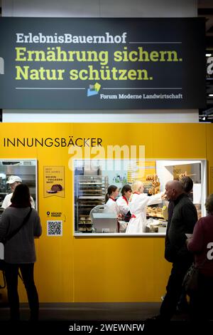 Gruene Woche Berlin DEU, Deutschland, Berlin, 23.01.2024 Besucher vor Logo Erlebnis Bauernhof Ernaehrung sichern Natur Schuetzen zum Thema Innungsbaecker Ernaehrungssicherheit und oekologische Landwirtschaft in der Biohalle vom Forum Moderne Landwirtschaft auf der Messe der Internationalen Gruenen Woche unter dem Motto Moege die Vielfalt mit Euch sein in Berlin Deutschland . Die Internationale Gruene Woche Berlin ist eine internationale Verbrauchermesse und Ausstellung der Ernaehrungswirtschaft, Landwirtschaft, Gartenbau und für landwirtschaftliche Produkte aus aller Welt. Grüne Woch Stockfoto