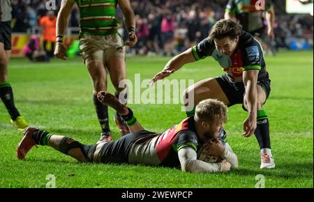 Harlequins Lewis Gjaltema feiert mit Tyrone Green, nachdem er am 26. Januar 2024 einen Versuch bei den Harlequins vs. Leicester Tigers, The Stoop, Twickenham, London, Großbritannien erzielt hat. Foto von Gary Mitchell Credit: Gary Mitchell, GMP Media/Alamy Live News Stockfoto