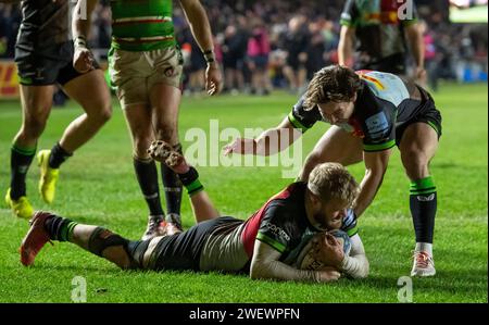 Harlequins Lewis Gjaltema feiert mit Tyrone Green, nachdem er am 26. Januar 2024 einen Versuch bei den Harlequins vs. Leicester Tigers, The Stoop, Twickenham, London, Großbritannien erzielt hat. Foto von Gary Mitchell Credit: Gary Mitchell, GMP Media/Alamy Live News Stockfoto